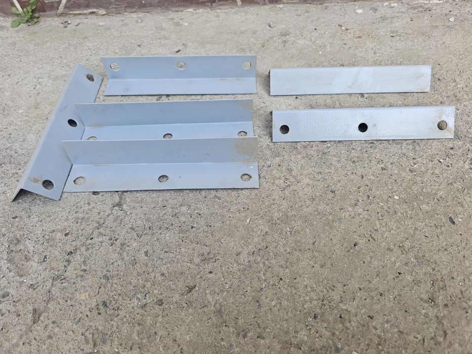 Уголоки крепежные, металлические,длина 20 см