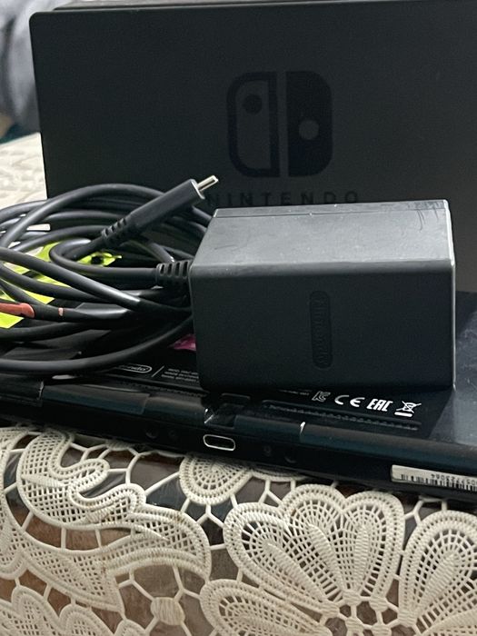 Nintendo swich + 64 GB микро сд карта подарък