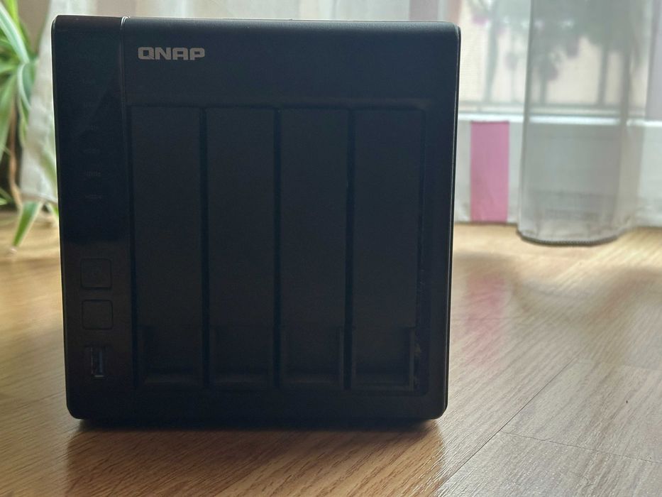 NAS QNAP TS451+, 16Gb RAM, fara hard disk-uri, HDMI+Telecomanda
