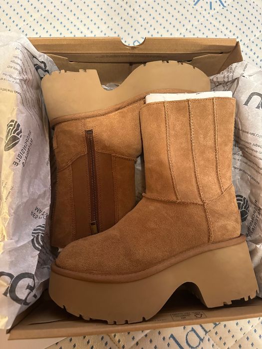 UGG Велурени ботуши до прасеца Classic Twin