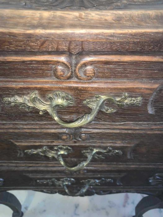 Comoda mica cu trei sertare si maner din bronz