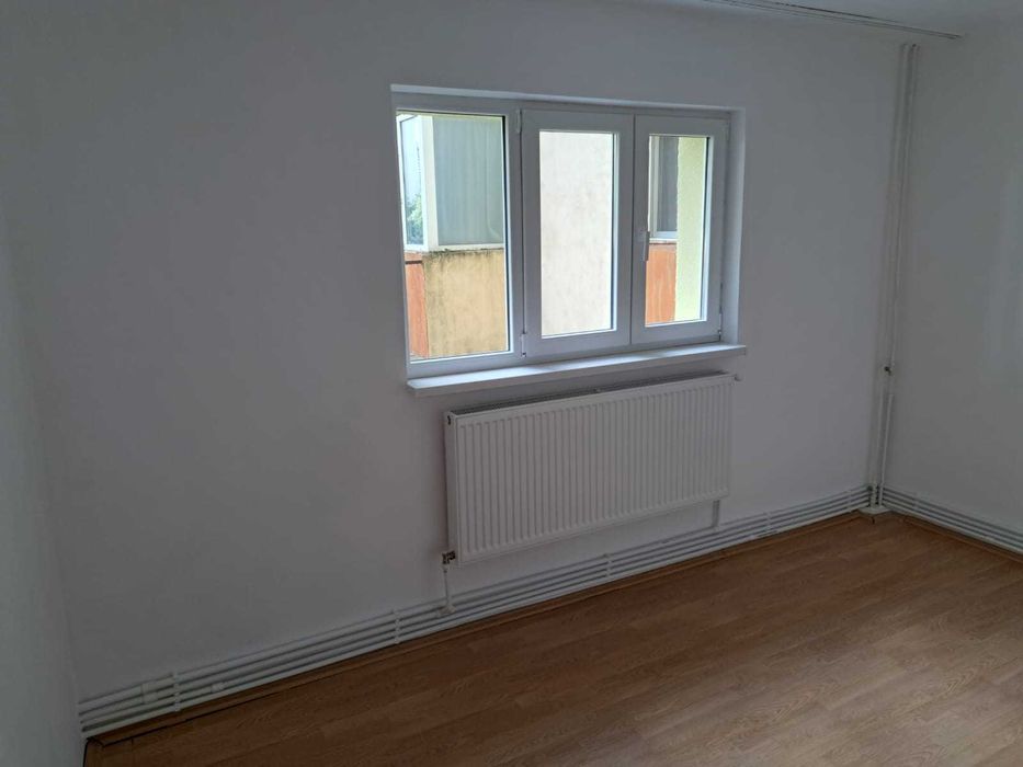 Inchiriez apartament 2 camere in Craiovita Noua.