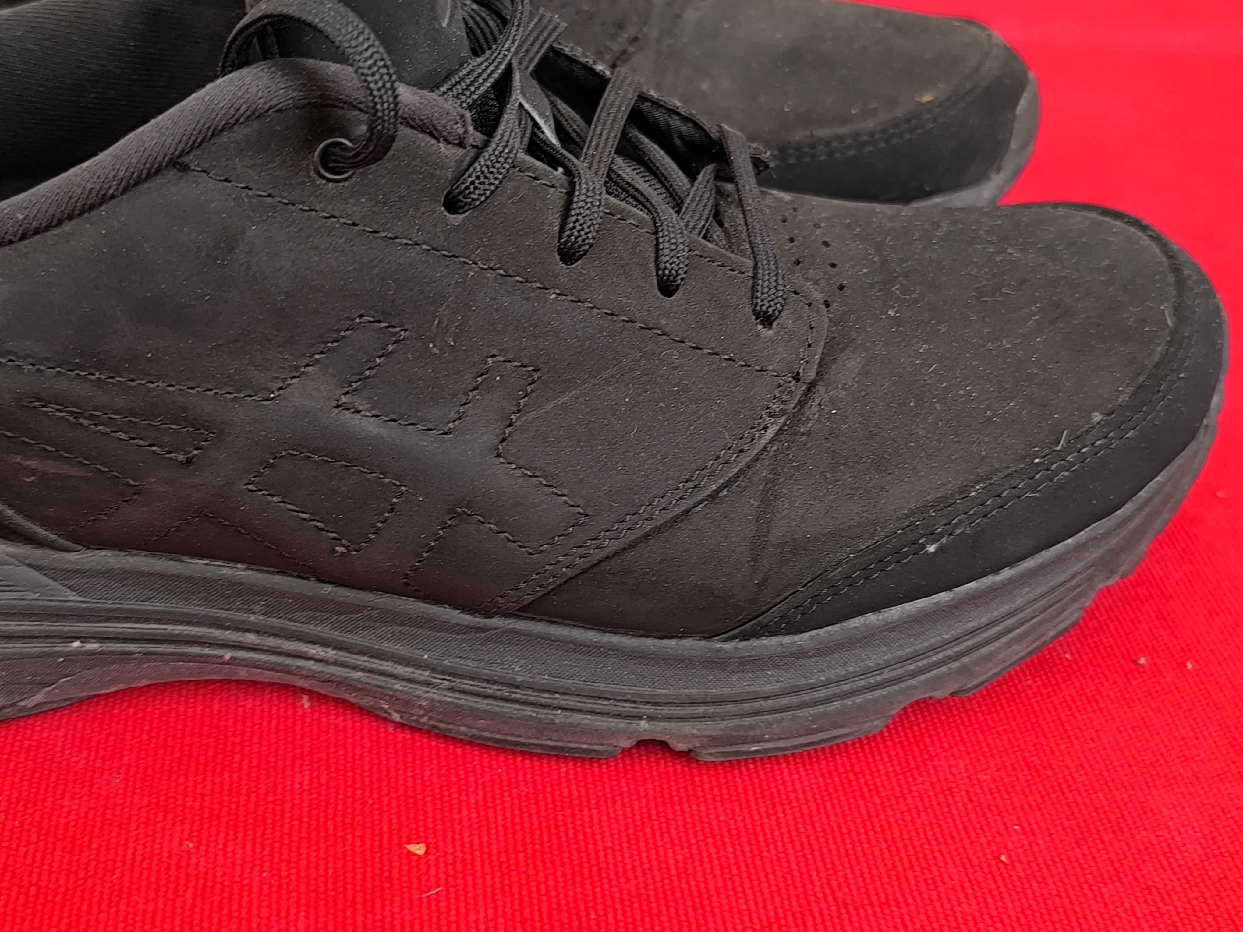 Маратонки Asics , 26,5 см е стелката, отговаря на 41 номер