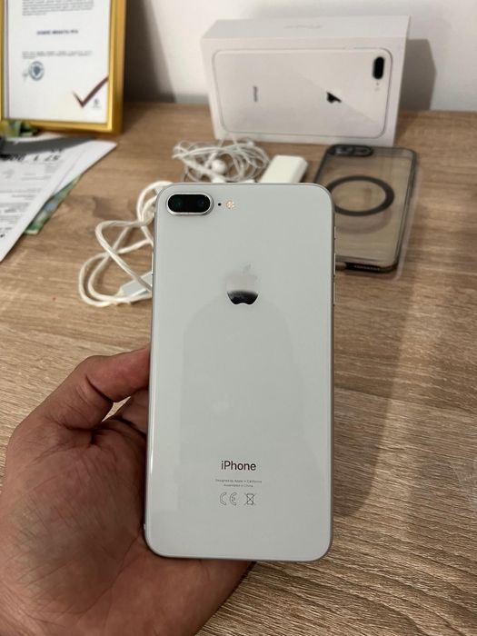 Vând iPhone 8 plus alb impecabil