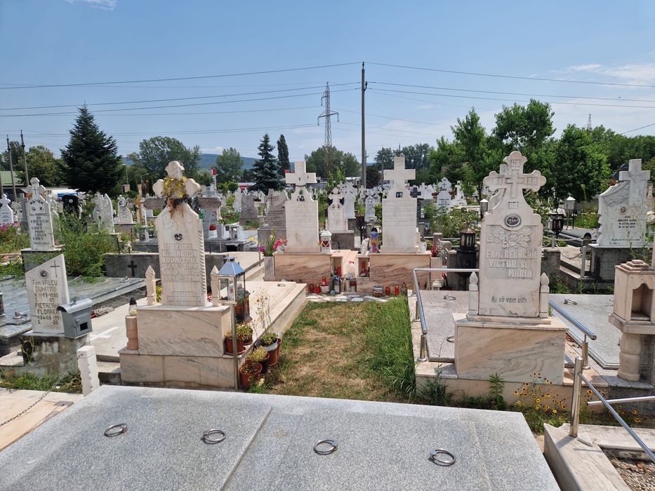 Vând loc de veci în cimitir Cetațuie Nord
