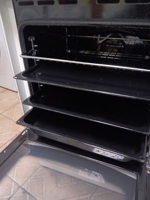 Тясна 50 см печка с керамичен плот Gorenje  с две години Гаранция!