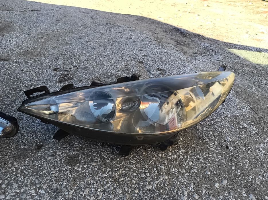 Фарове Пежо 207 .