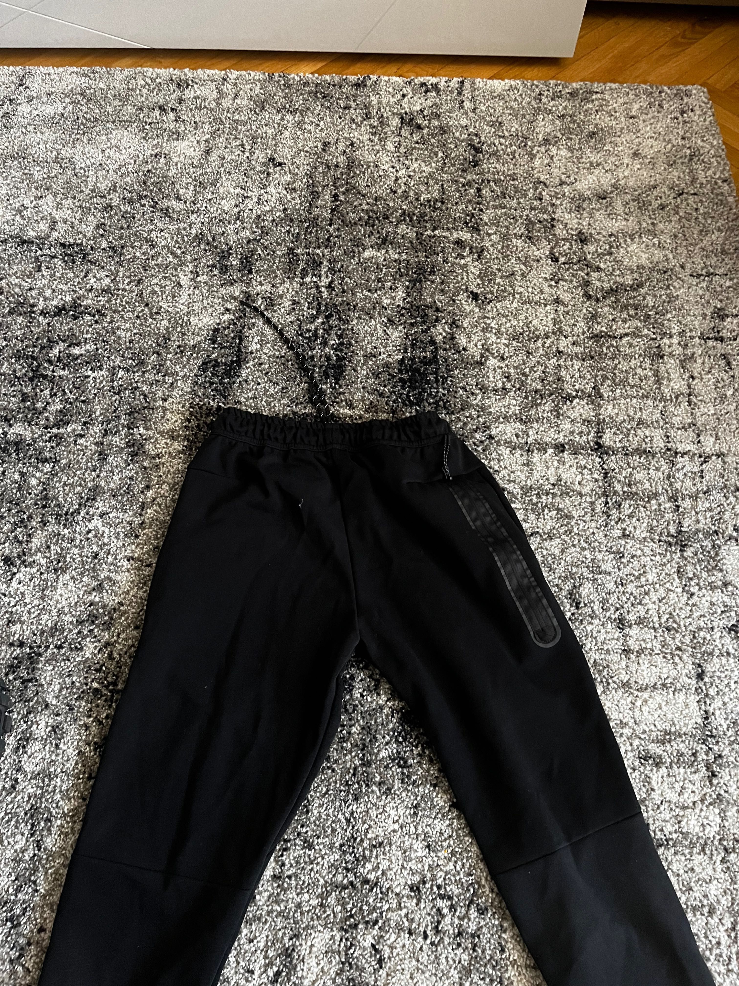 pantaloni nike tech fleece