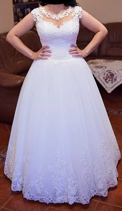 Vand rochie de mireasa cu corset,culoarea ivory+crinolina+voal+ac. par