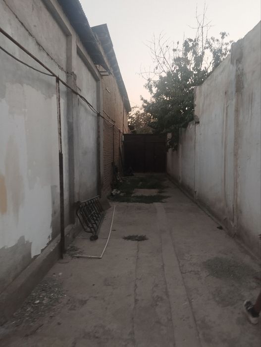 Мажнунтол махаллада 3 соток 2 хонали ховли сотилади. Ориентир Пост ГАИ