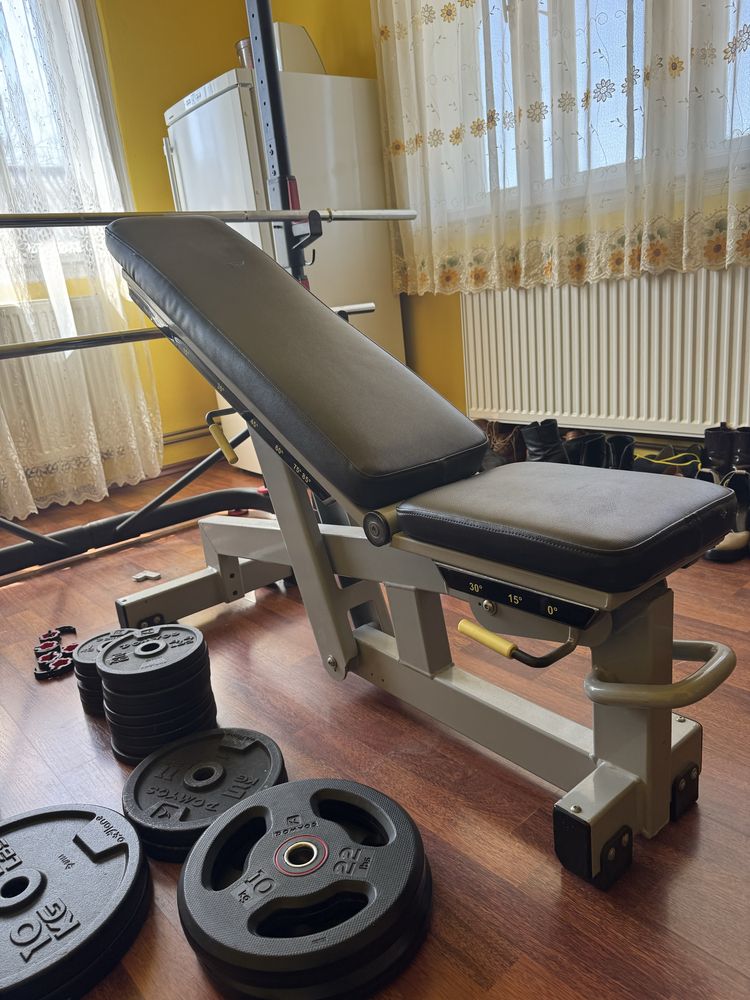 Set sala - banca reglabila, cadru, discuri, gantere - Technogym