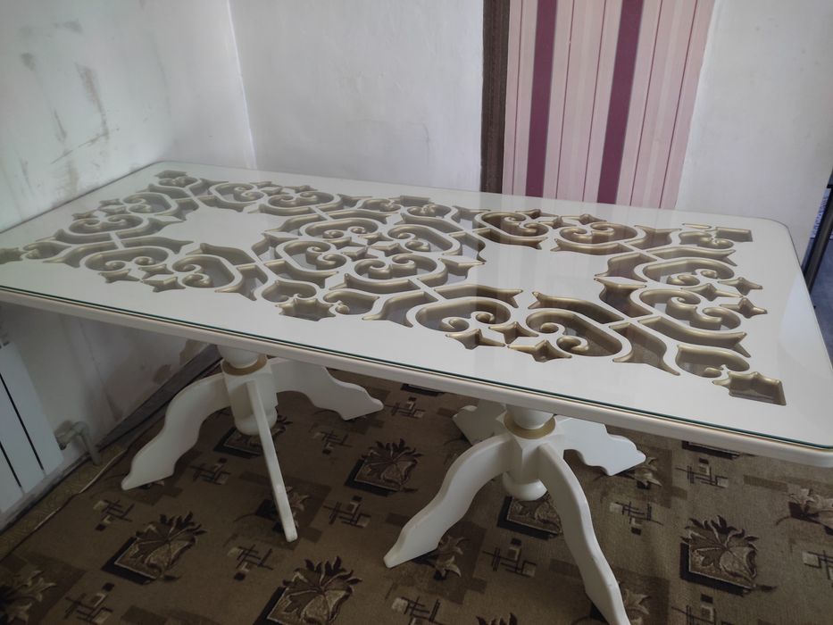 Обеденный стол резной