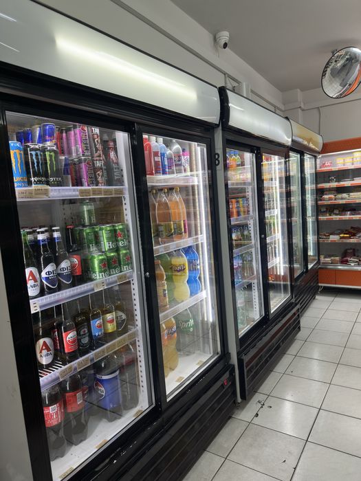 Обурудване за магазин . Рафтове , хладилници и еруги