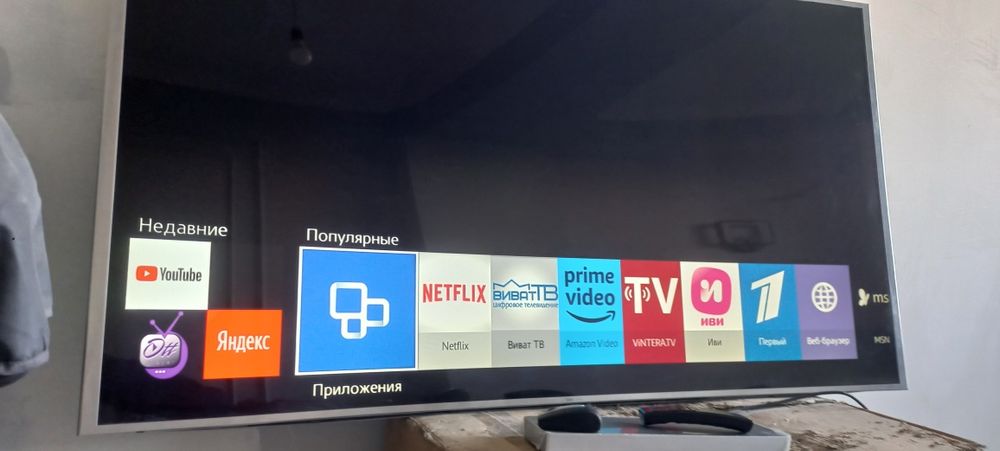 Срочно продам смарт телевизор самсунг UE65JS9000T