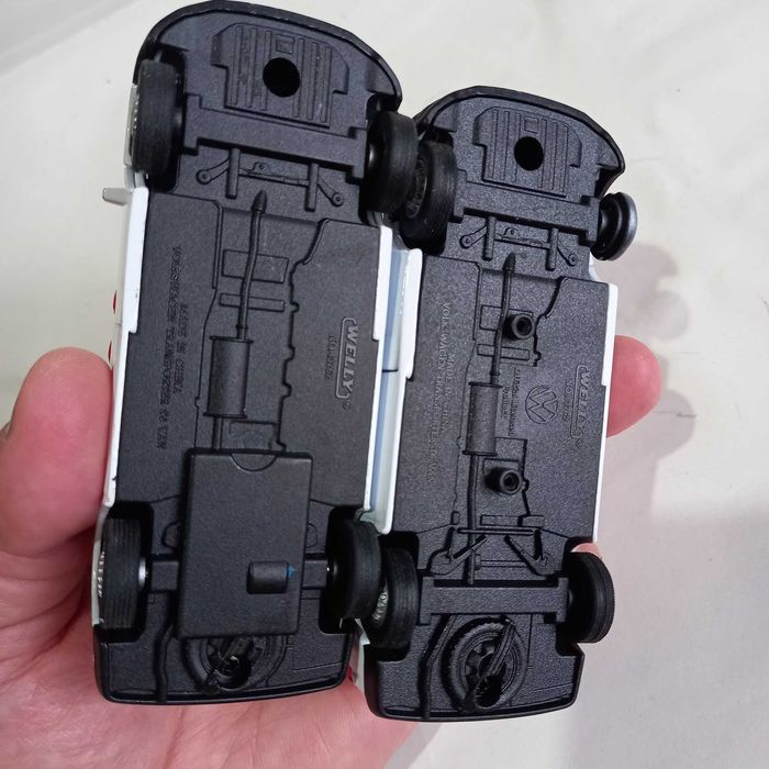 2 utilitare VW Transporter T6, 1/40, stare bună