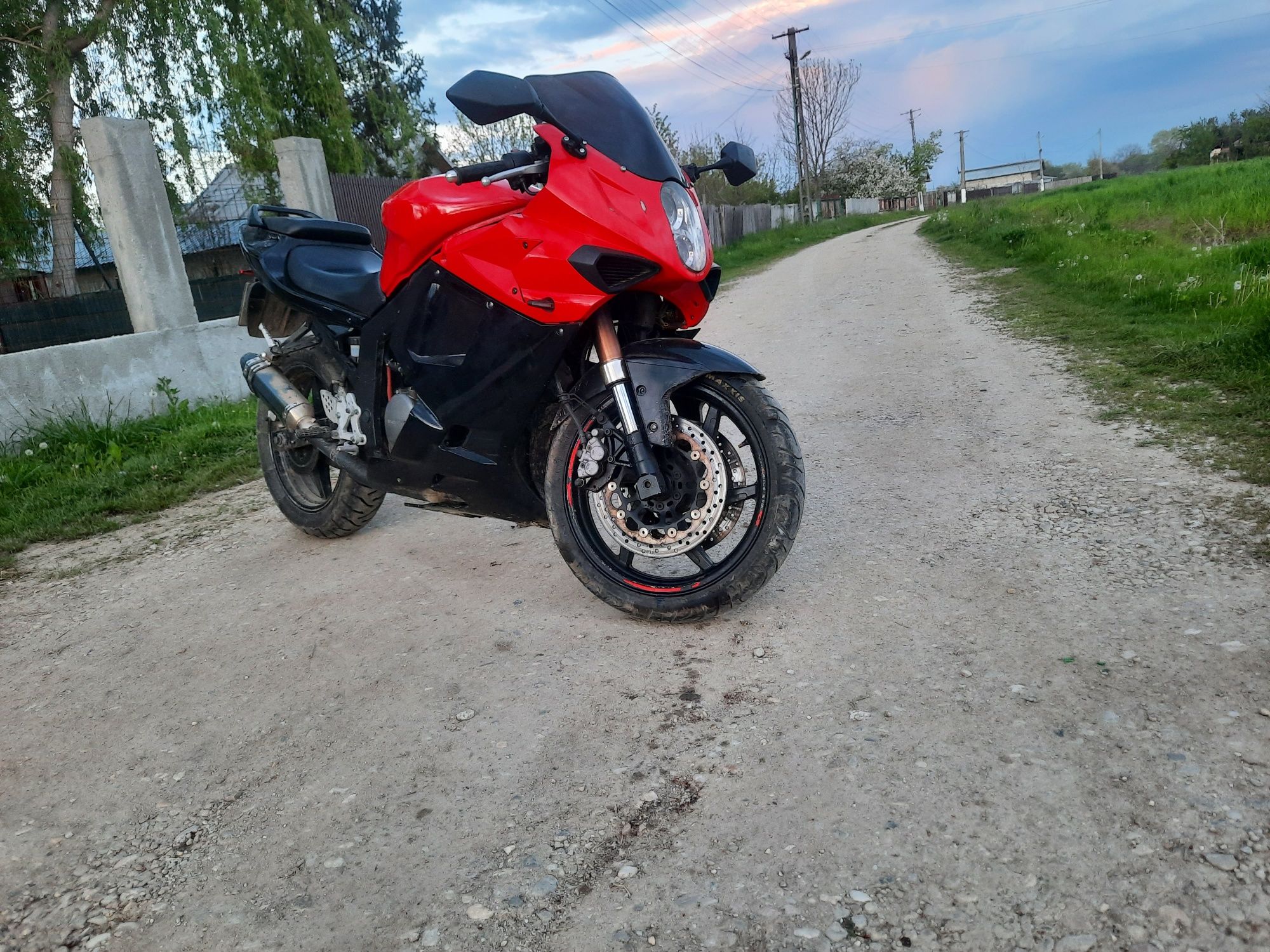 Vând hyosung gt250r