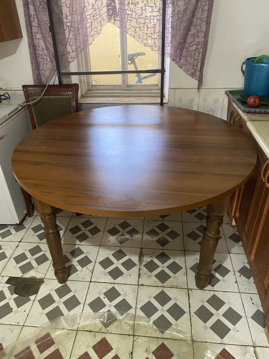 Срочно продам новый круглый стол .