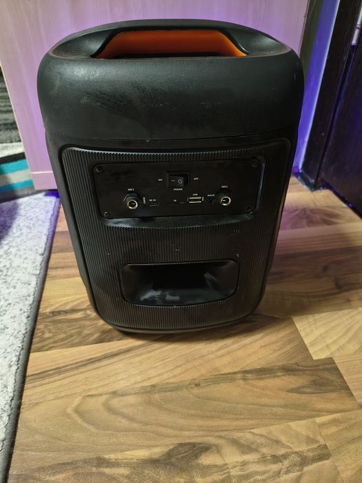 Boxa Akai in stare foarte buna folosita foarte putin