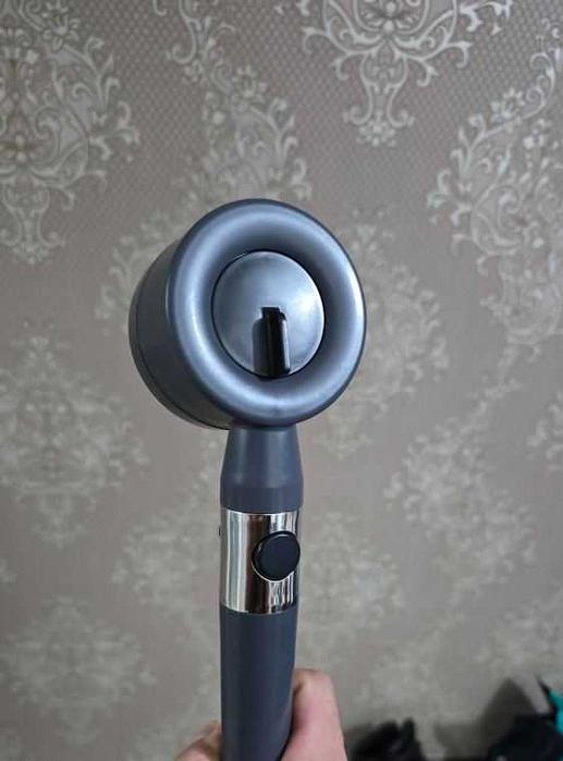 Модерна високонапорна душ слушалка с турбинен дизайн и стоп бутон