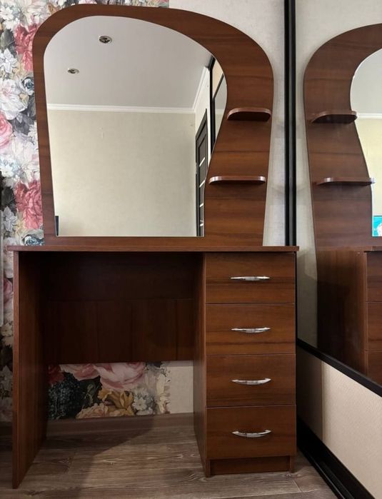 Продам третьяж с зеркалом