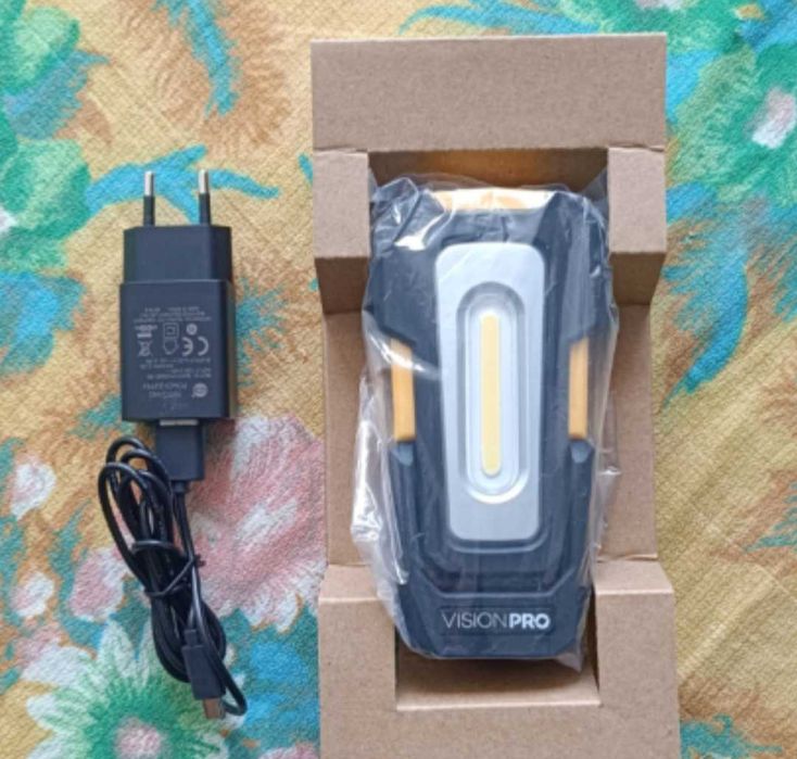 LED лампа с магнитна въртяща стойка или фенерче с гъвкаво рамо. Нови.