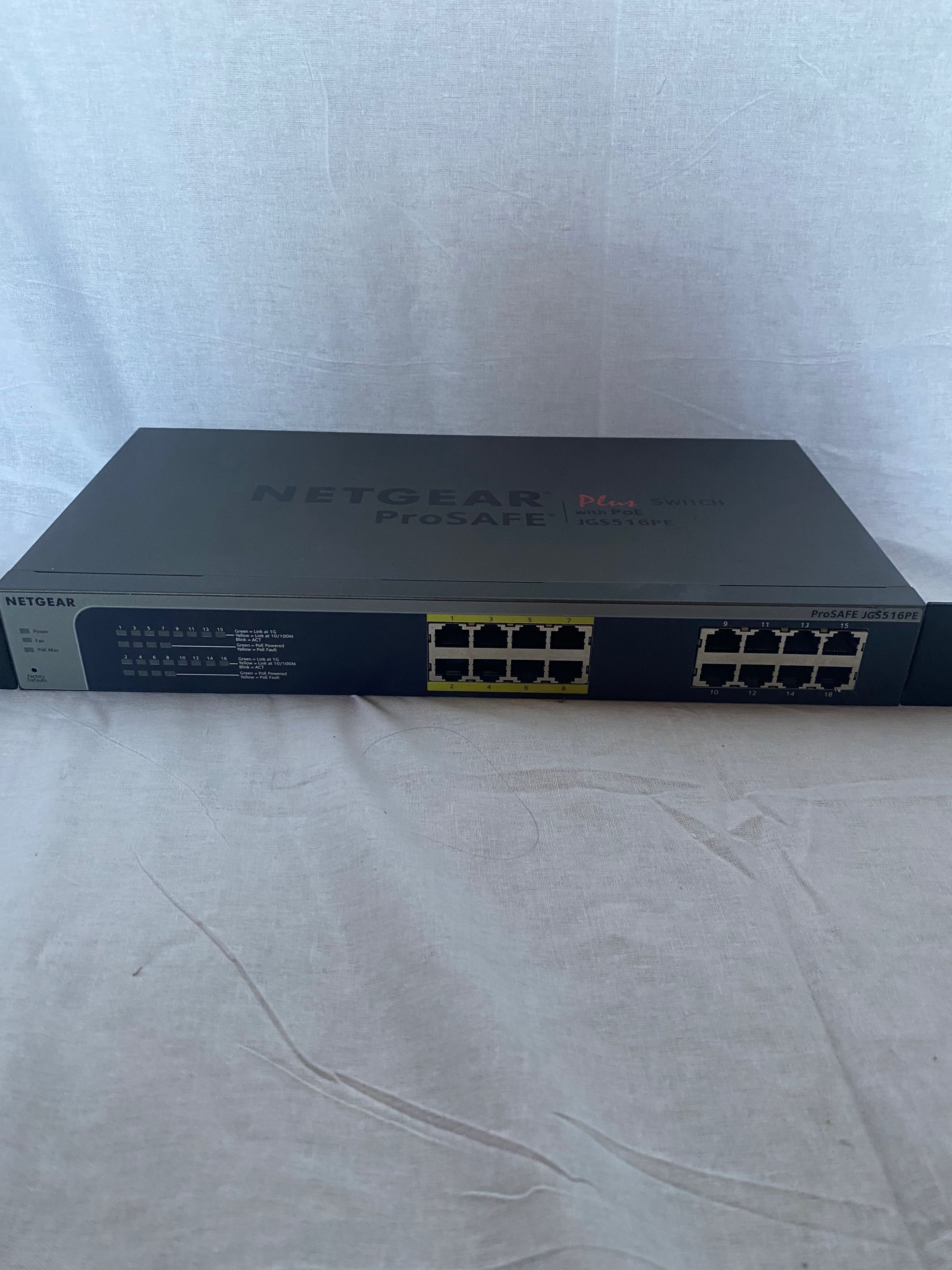 Mрежов комутатор NETGEAR ProSafe Plus Switch, модел JGS516PE.