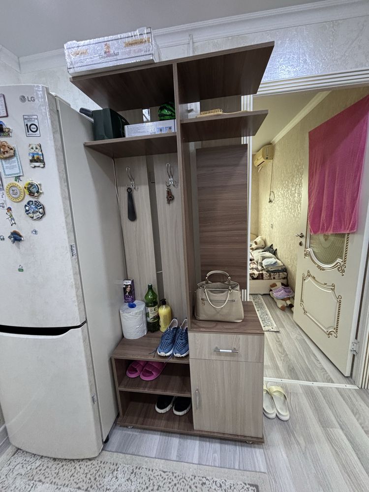 Продаеться прихожая.