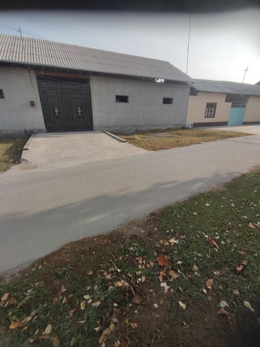 Hovli uy sotiladi 5sotixdan oshiq