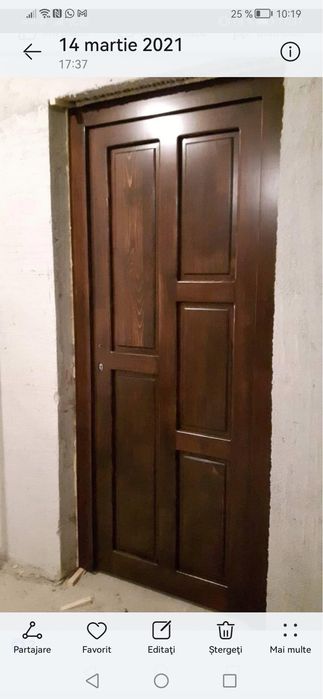 Usi din lemn de brad.