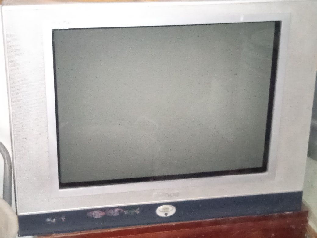 Televizor sotiladi