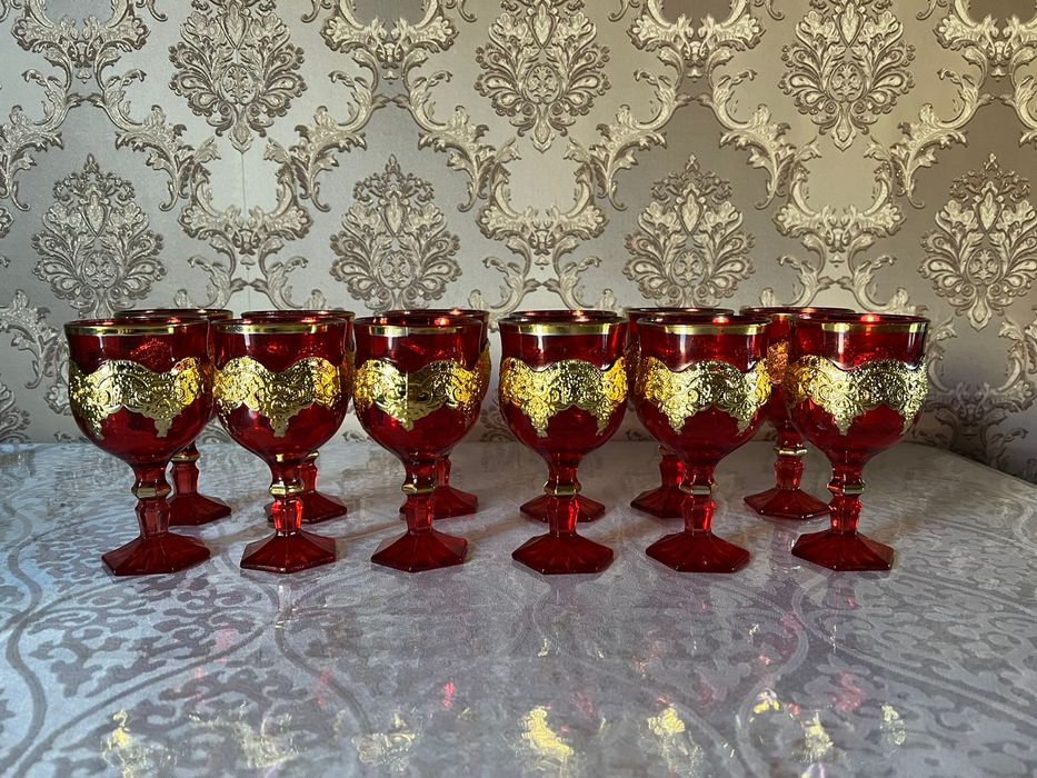 Роскошные рубиновые бокалы с золотым декором