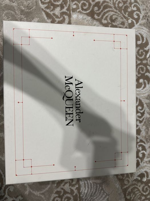 Vand Alexand McQueen Thread