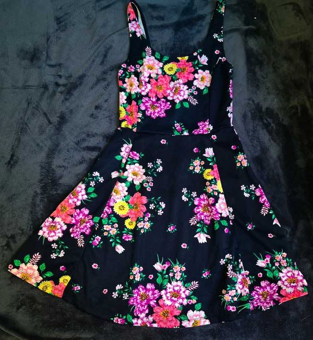 Rochie H&M neagră cu imprimeu floral, talie înaltă, mărime XS/34