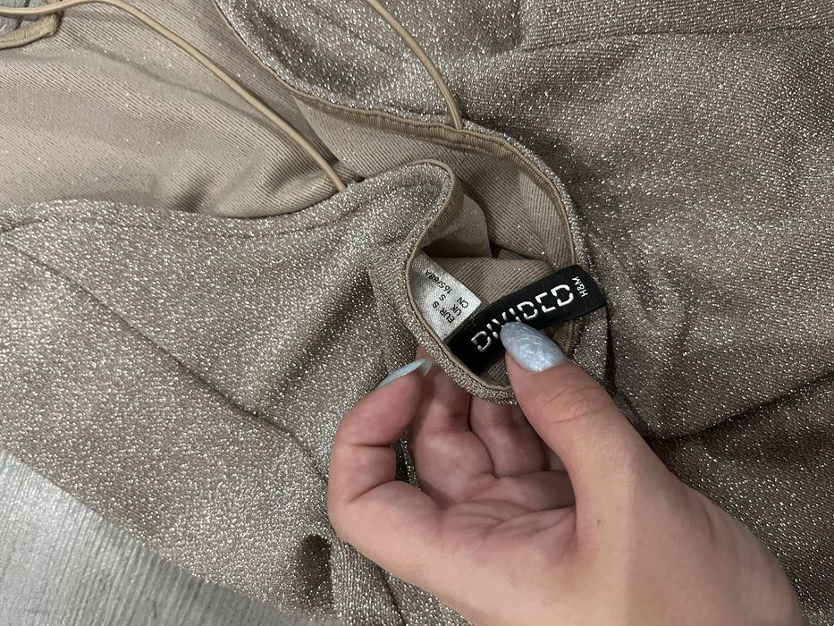 Рокля с гол гръб