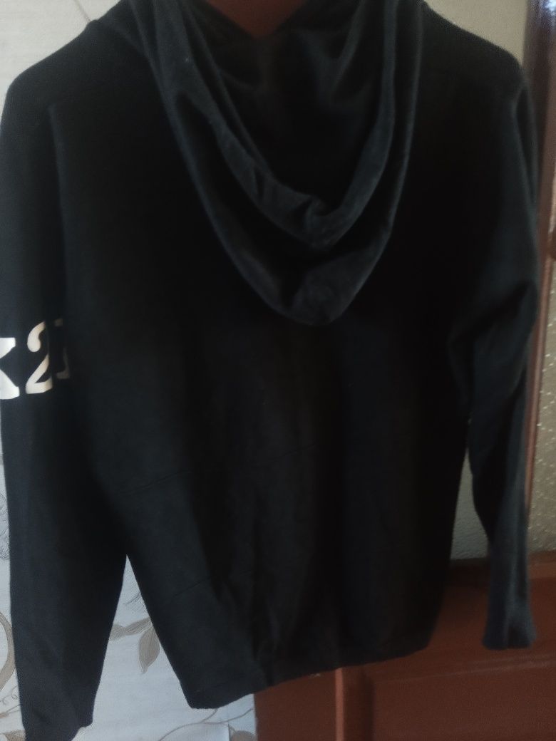 Черный свитер с капюшоном
