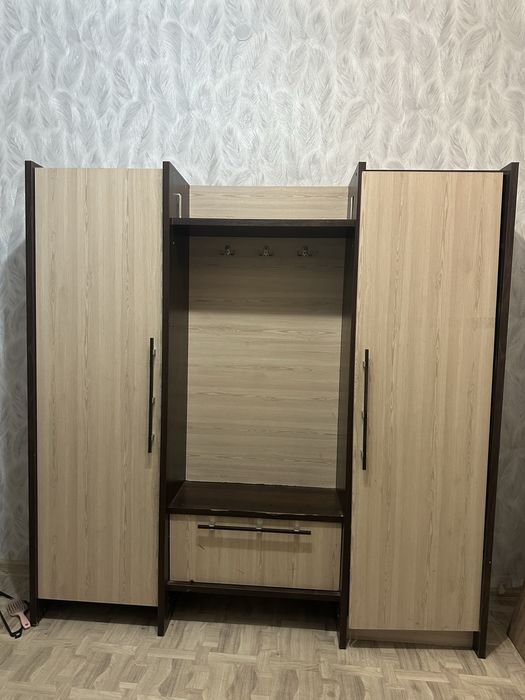 Шкаф из дерева, в хорошем состоянии