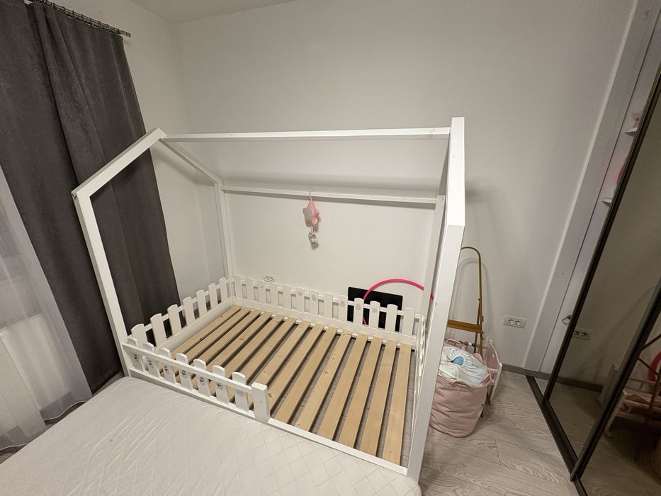 Pătuț tip căsuță Montessori din lemn masiv + saltea 110x200 cm