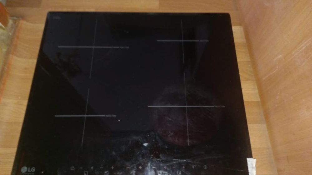 Продам Электроплиту на запчасти стекло треснуло с краю по всей длине.