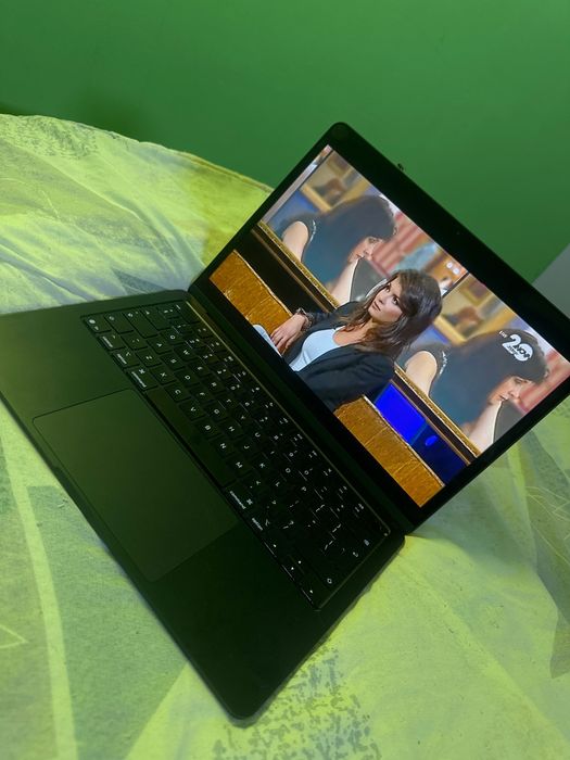 Apple MacBook Air 13 М 4 Само лично предавани за град Русе — миниатюра 1