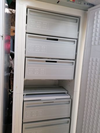 Congelator vertical Bosh cu 6 sertare 700 lei