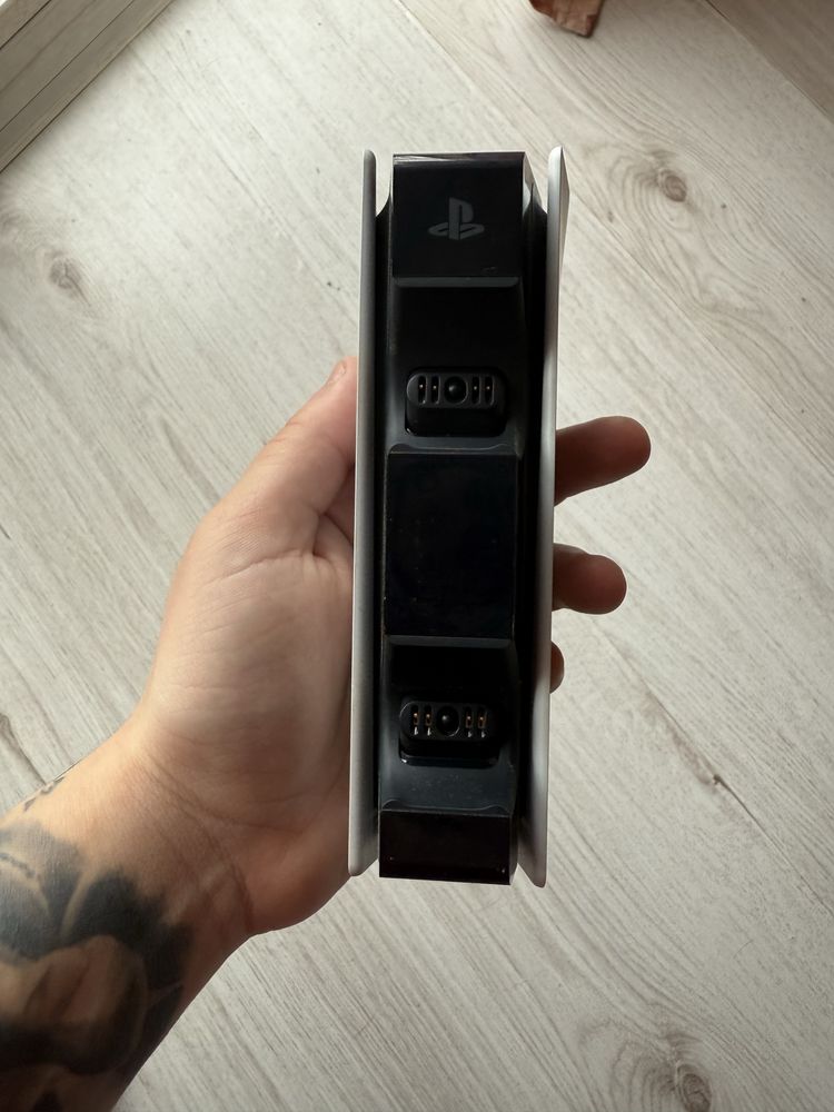 Докинг станция PlayStation 5 DualSense за зареждане