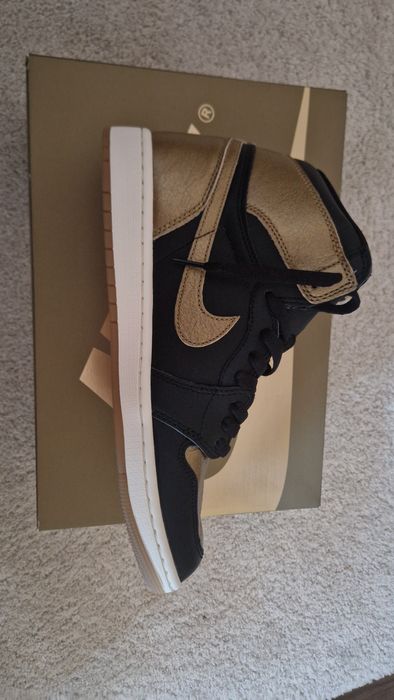 Jordan 1 high retro og black metallic gold