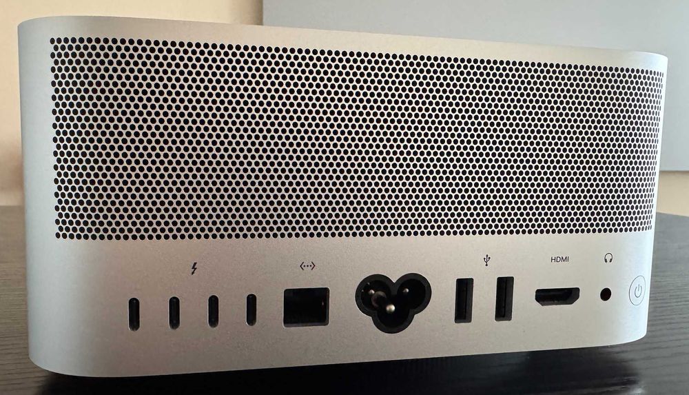 Apple M1 Studio Max 10-core CPU, 24-core GPU, 32GB RAM, 512GB SSD