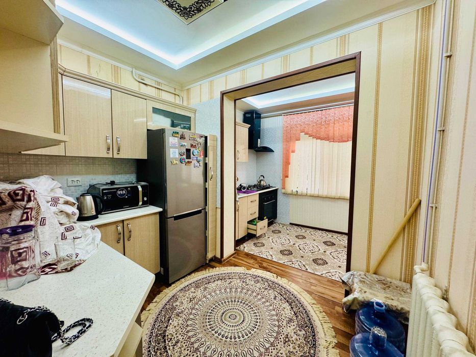 Buxoroda kvartira sotiladi 3 xonali 85m2 2-qavat.