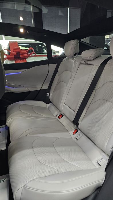 XIAOMI SU7 MAX 

> Yuqori tezligi : 265 km/h
> Ot kuchi : 673
> Batare