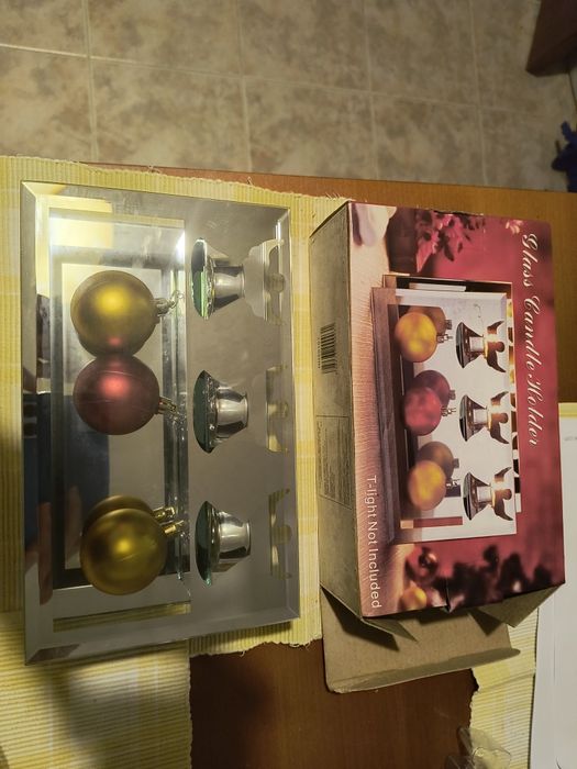 Коледна декорация, прибори, чайник и подложка за горещи съдове