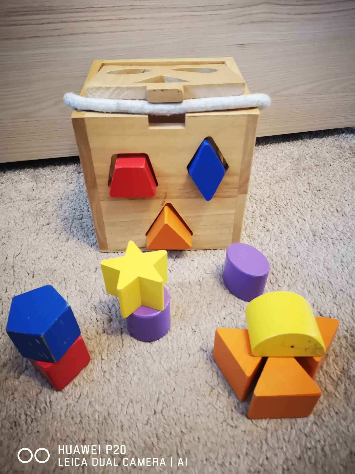 Cutie cu forme geometrice din lemn