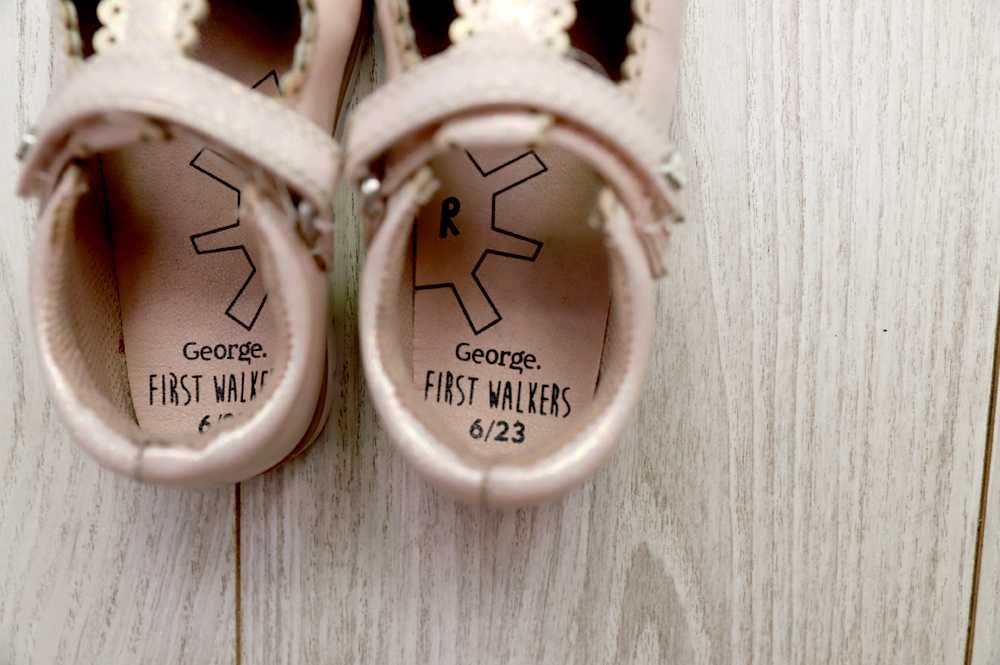 Обувки с блестящ ефект ,George, 23 номер