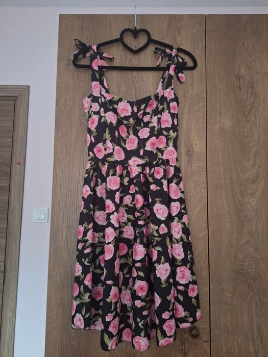 Стилна черна рокля, с рози