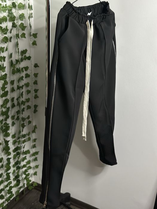 Pantaloni cu snururi si fermoare